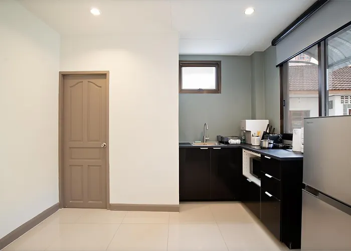 Grand 3br Townhouse In The Heart Of Bkk - Emsphere Appartement *